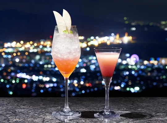 きらめく夜景とともにカクテルを